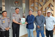 Silaturahmi ke PWI Riau, Kabid Humas Polda Riau Ajak Masyarakat Maksimalkan Call Center 110