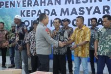 20 Nelayan Bokor Terima Bantuan Mesin Ketinting