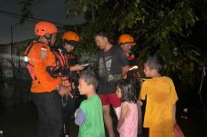 Tim SAR Evakuasi 4 Anak Korban Banjir di Limbungan Baru