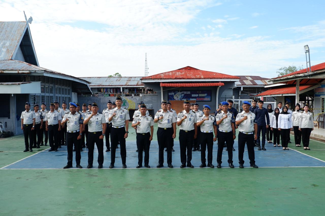 Foto bersama Setelah Apel Ikrar komitmen bersama dalam upaya mewujudkan lingkungan pemasyarakatan yang bersih dari peredaran narkoba dan penggunaan handphone ilegal.