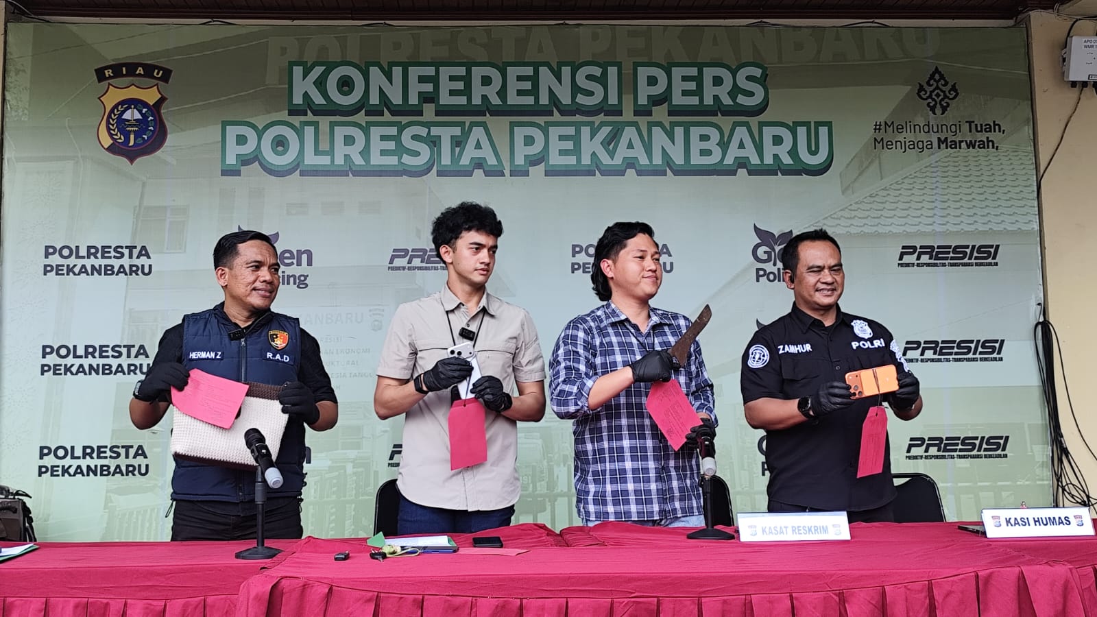 Polresta Pekanbaru Ringkus Dua Pelaku Penipuan Online, Korban Rugi Rp300 Juta