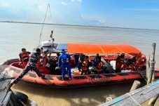 Kapal Pembawa Pekerja Sagu Karam di Mengkikip, Dua Penumpang Masih Dicari