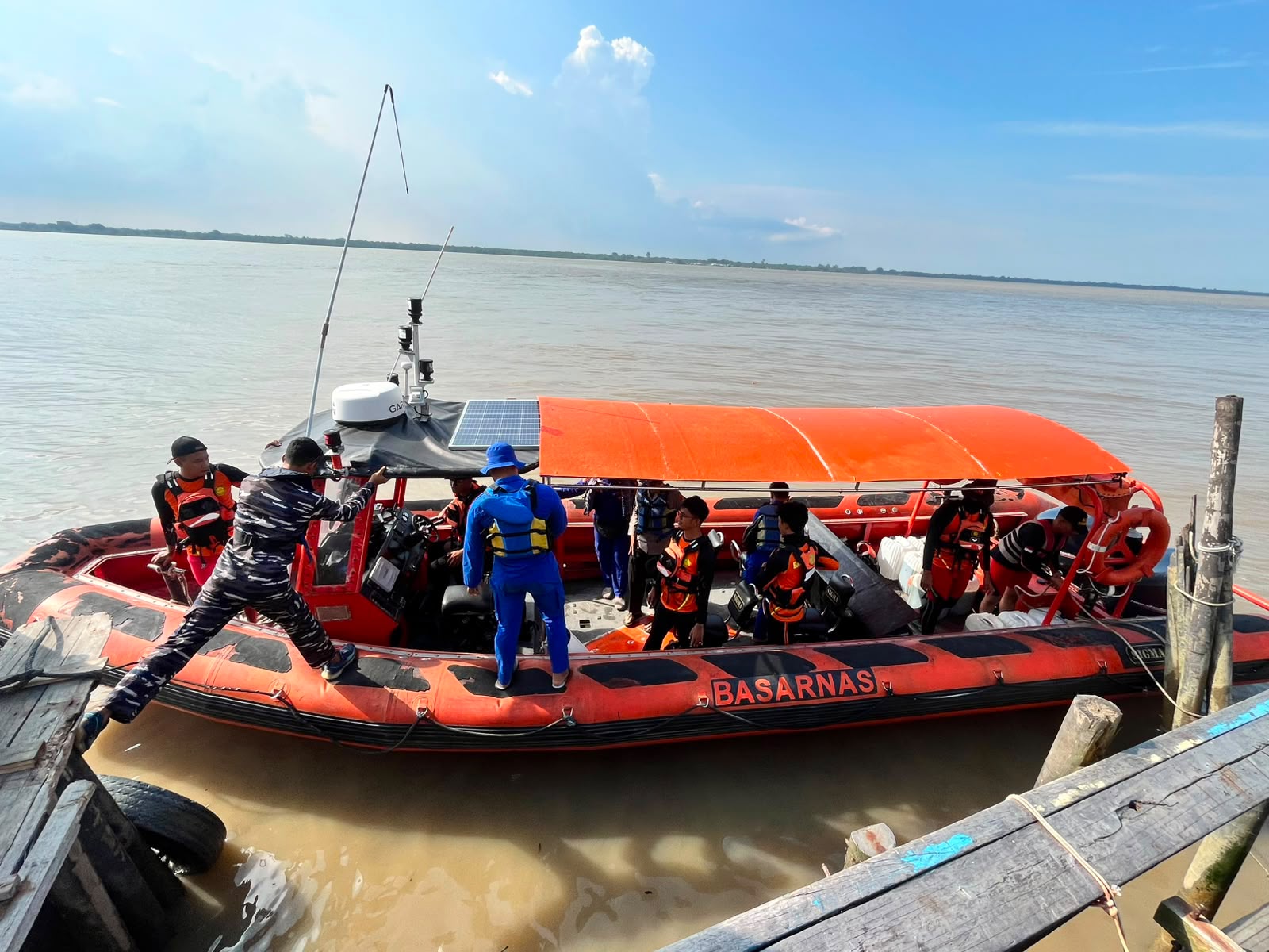Kapal Pembawa Pekerja Sagu Karam di Mengkikip, Dua Penumpang Masih Dicari