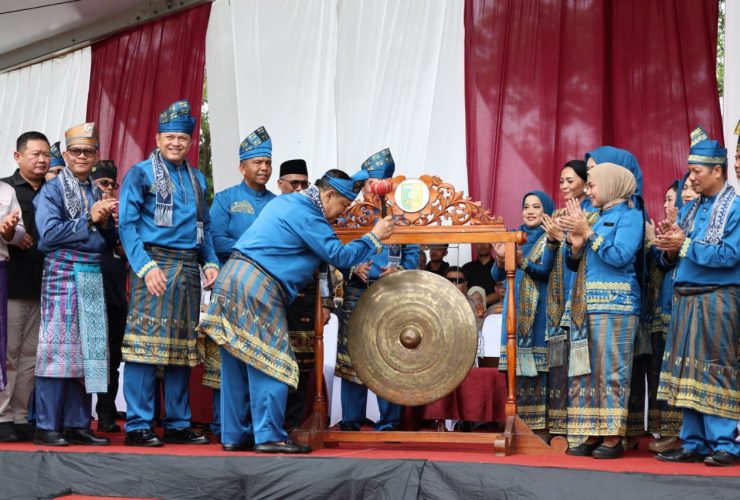 Plt Gubri Buka Festival Pacu Jalur Tepian Narosa