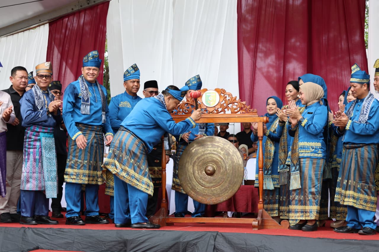 Plt Gubri Buka Festival Pacu Jalur Tepian Narosa