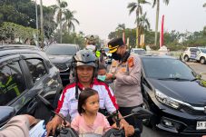 Polresta Pekanbaru Bagikan 1.700 Masker di Tengah Kabut Asap