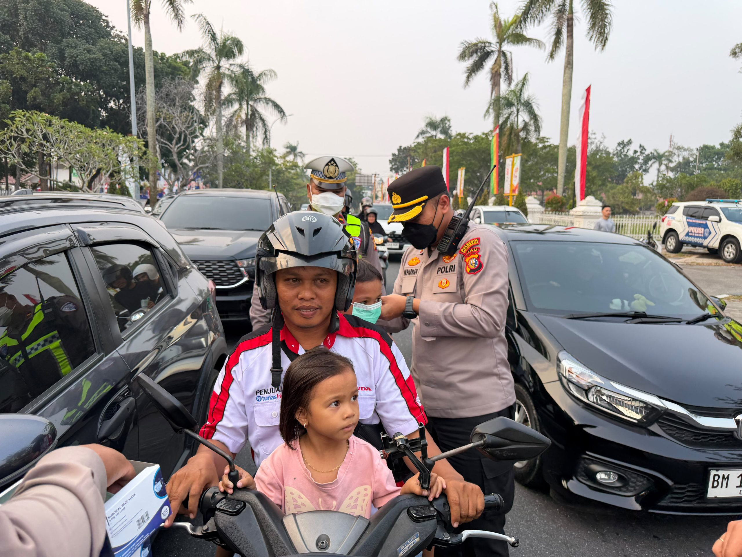 Polresta Pekanbaru Bagikan 1.700 Masker di Tengah Kabut Asap