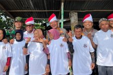 Tim Ekspedisi Merah Putih Presisi Polda Riau Salurkan Bantuan di Pesisir Pelalawan