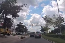 Pemotor Terpental Disenggol Mobil Sedan di Jalan Soekarno-Hatta Pekanbaru