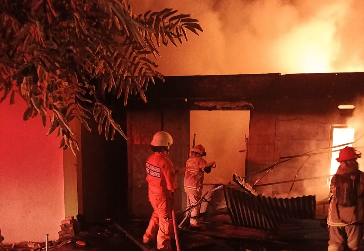 Dua Rumah Terbakar di Pekanbaru, Sepeda Motor Tinggal Rangka