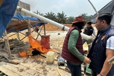 Petugas Bakar Dua Rakit Dompeng Tak Bertuan di Sungai Ojolali