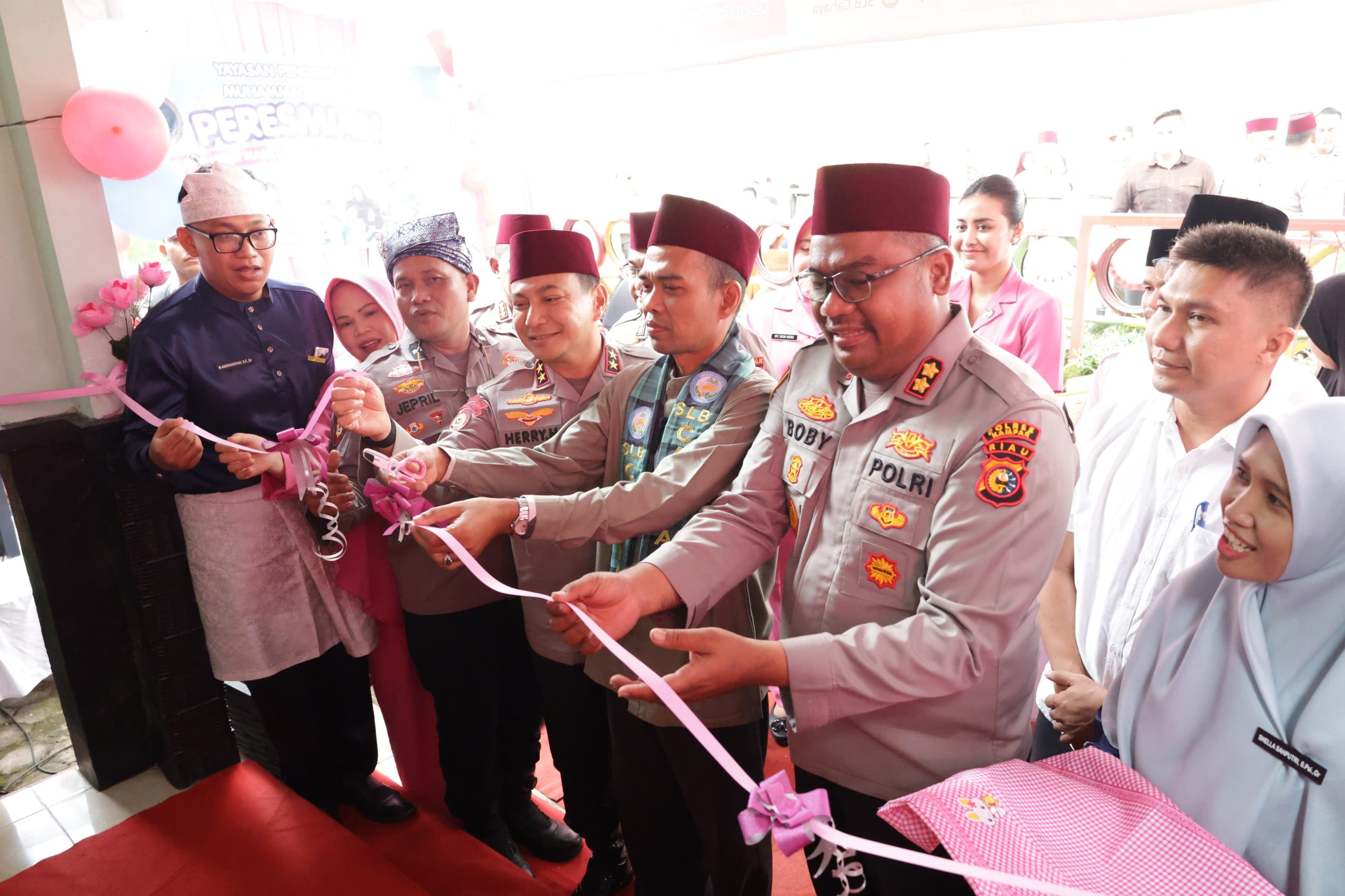 Kapolda Riau dan UAS Resmikan SLB Cahaya di Kampar