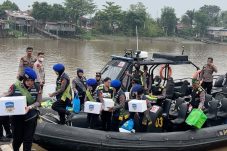 Polwan Polda Riau Bagikan 50 Paket Sembako dan Bibit Pohon