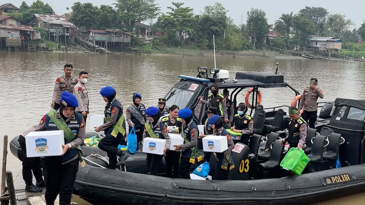 Polwan Polda Riau Bagikan 50 Paket Sembako dan Bibit Pohon