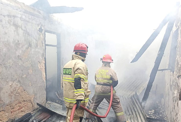 Kebakaran Rumah di Pekanbaru, Tiga Motor Ikut Hangus di Jalan Duyung