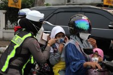 Kapolresta Pekanbaru Pimpin Pembagian 1.300 Masker N95