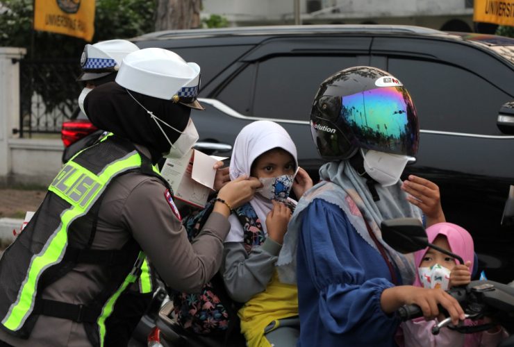 Kapolresta Pekanbaru Pimpin Pembagian 1.300 Masker N95