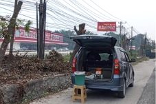 Warga Kecam Penebangan Pohon di Jalan HR Soebrantas