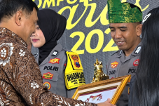 Bukan Bawa Senjata, Bhabin Kamtibmas di Sendaur ini Bawa Buku ke Anak-anak 3T