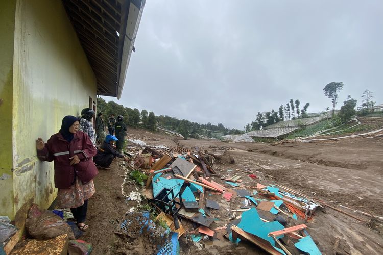 Longsor di Cisarua, 3 Orang Tewas dan 30 Rumah Tertimbun