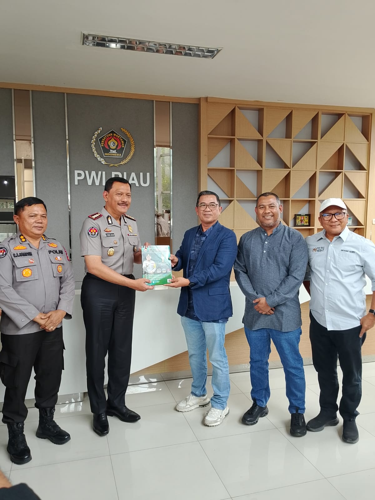 Silaturahmi ke PWI Riau, Kabid Humas Polda Riau Ajak Masyarakat Maksimalkan Call Center 110