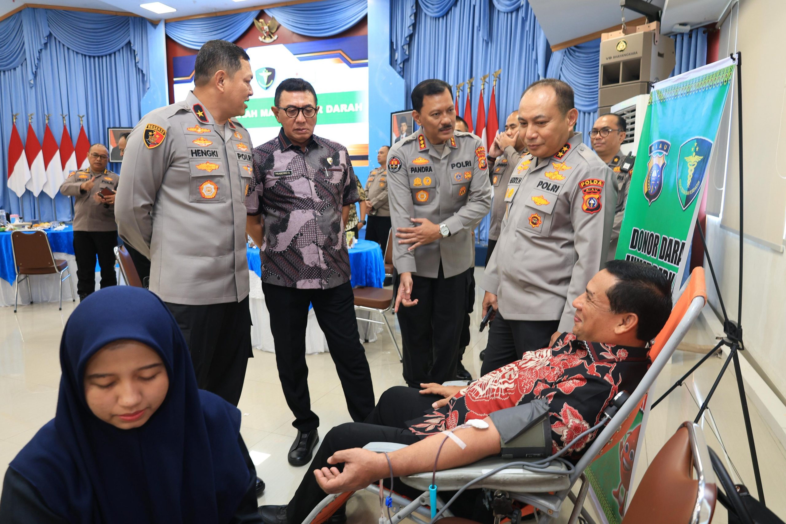 Kapolda Riau Bersama Ratusan Personel Gelar Donor Darah di Momen Jumat Berkah