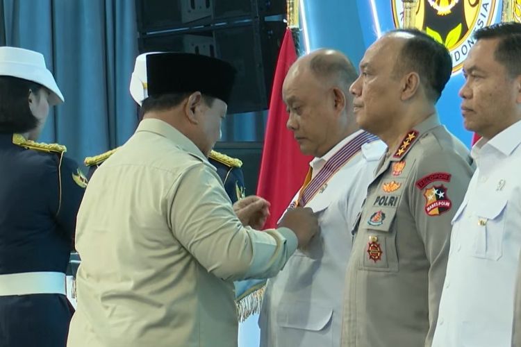 Prabowo Anugerahkan Bintang Jasa Utama kepada Kepala BGN Dadan Hindayana