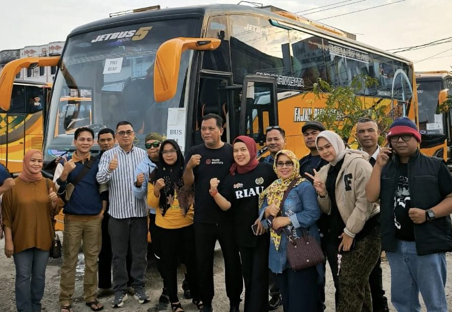 Menuju HPN Banten, Raja Isyam Lepas Rombongan PWI Riau