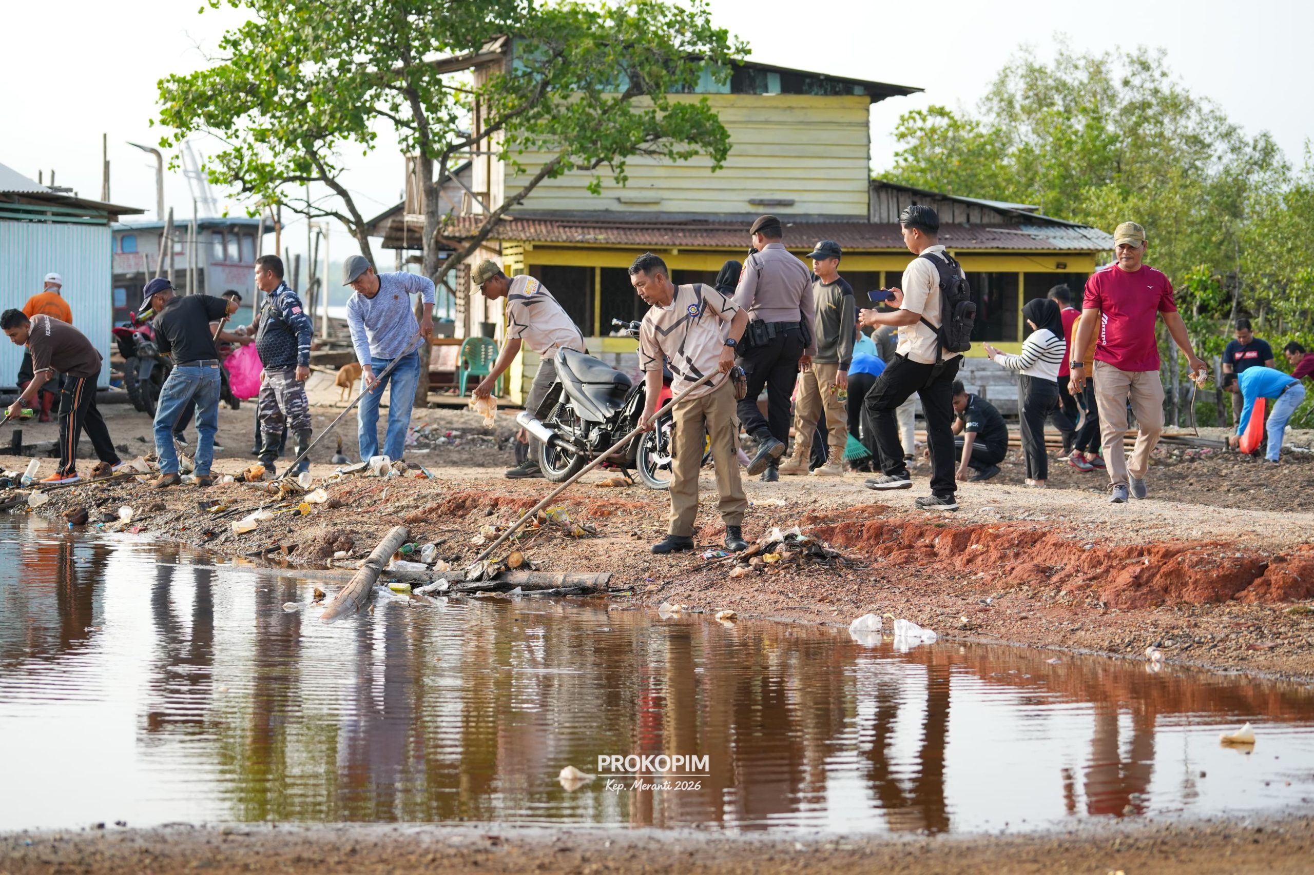 Dipimpin Wabup Muzamil, Pemkab Meranti Bersihkan Pantai Dorak