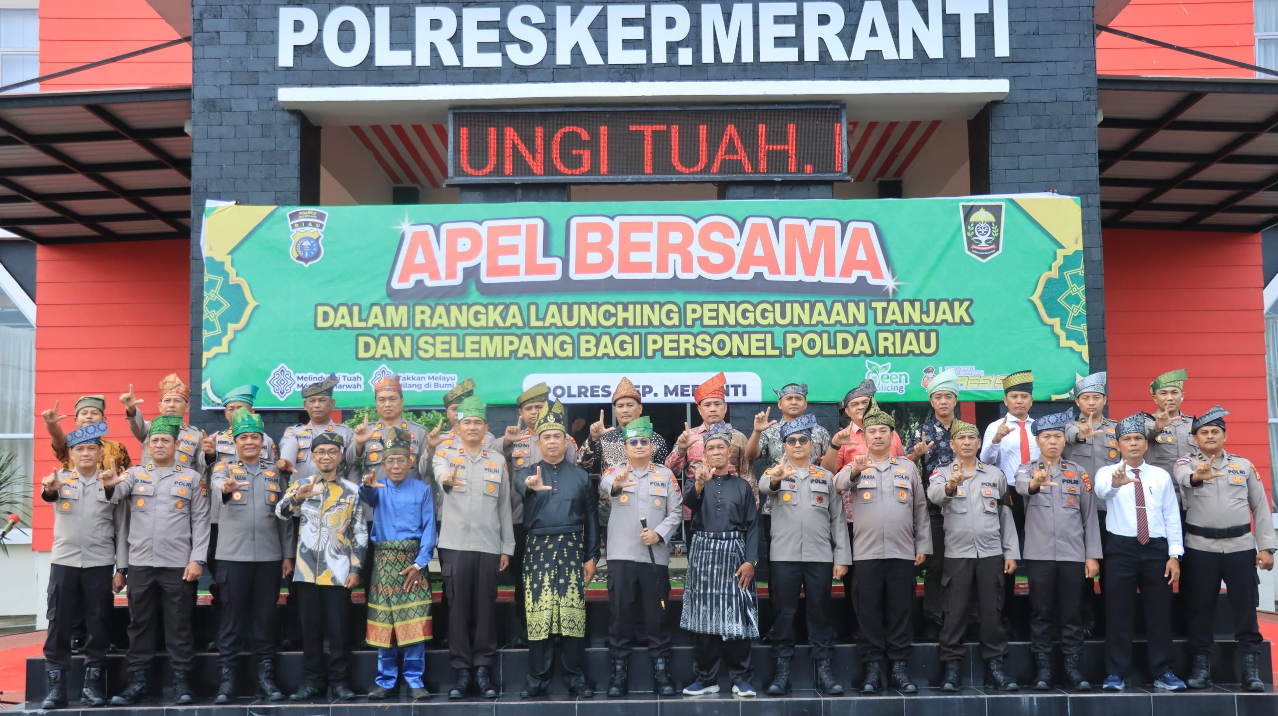 Program Kapolda, Setiap Jum’at Polisi Polres Meranti Gunakan Tanjak 