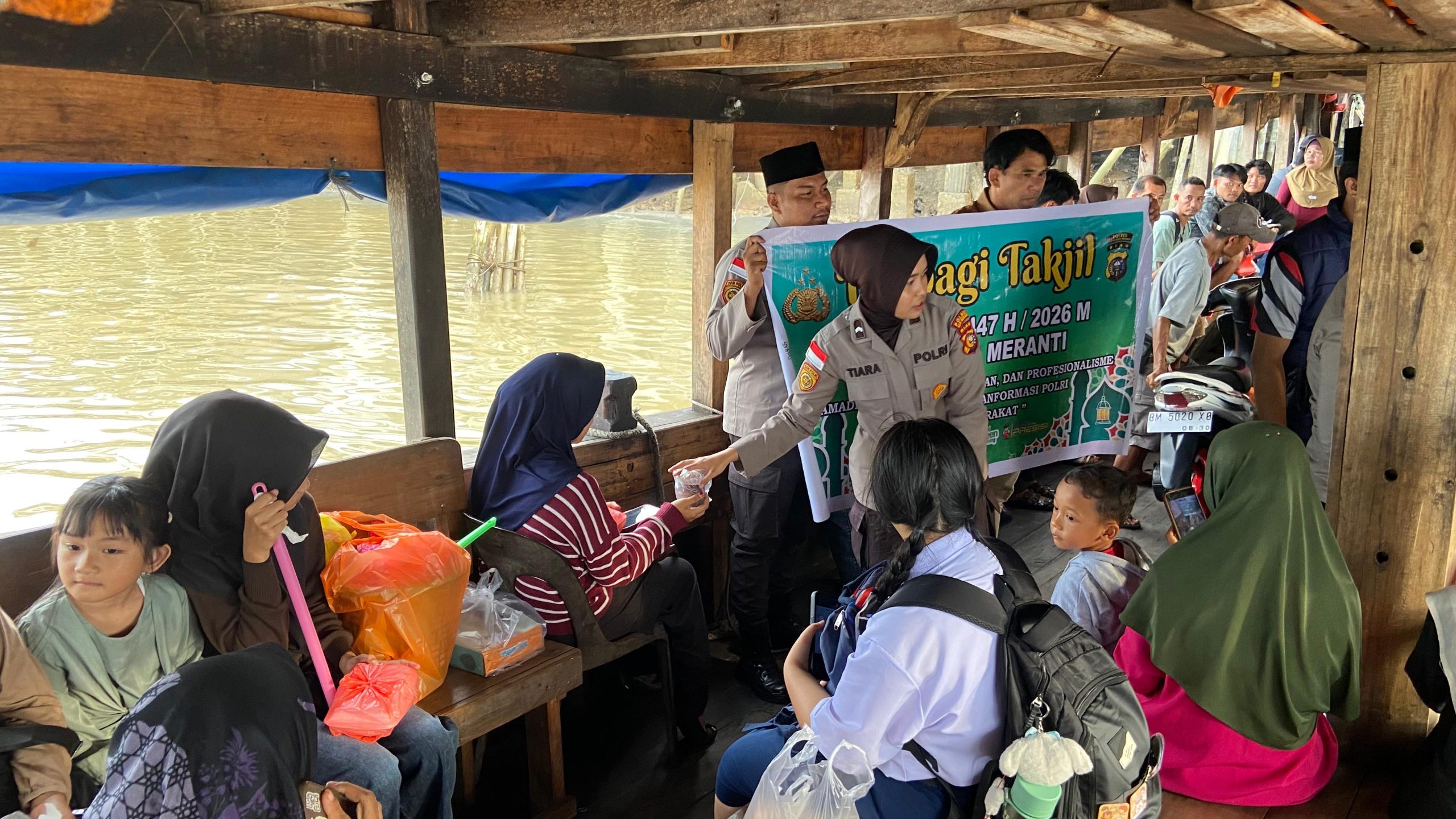 Polres Meranti Berbagi Takjil di Kempang Om Rin