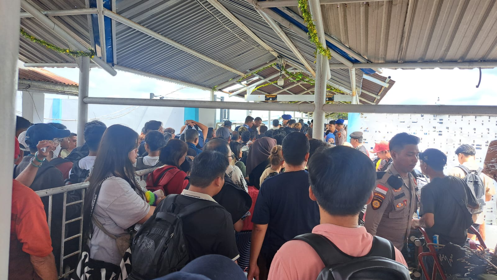 Arus Balik, Pelabuhan Tanjung Harapan Penuh Sesak