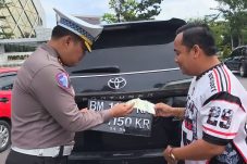 Razia Gabungan, Petugas Minta Pengemudi Ganti TNKB Palsu di Tempat