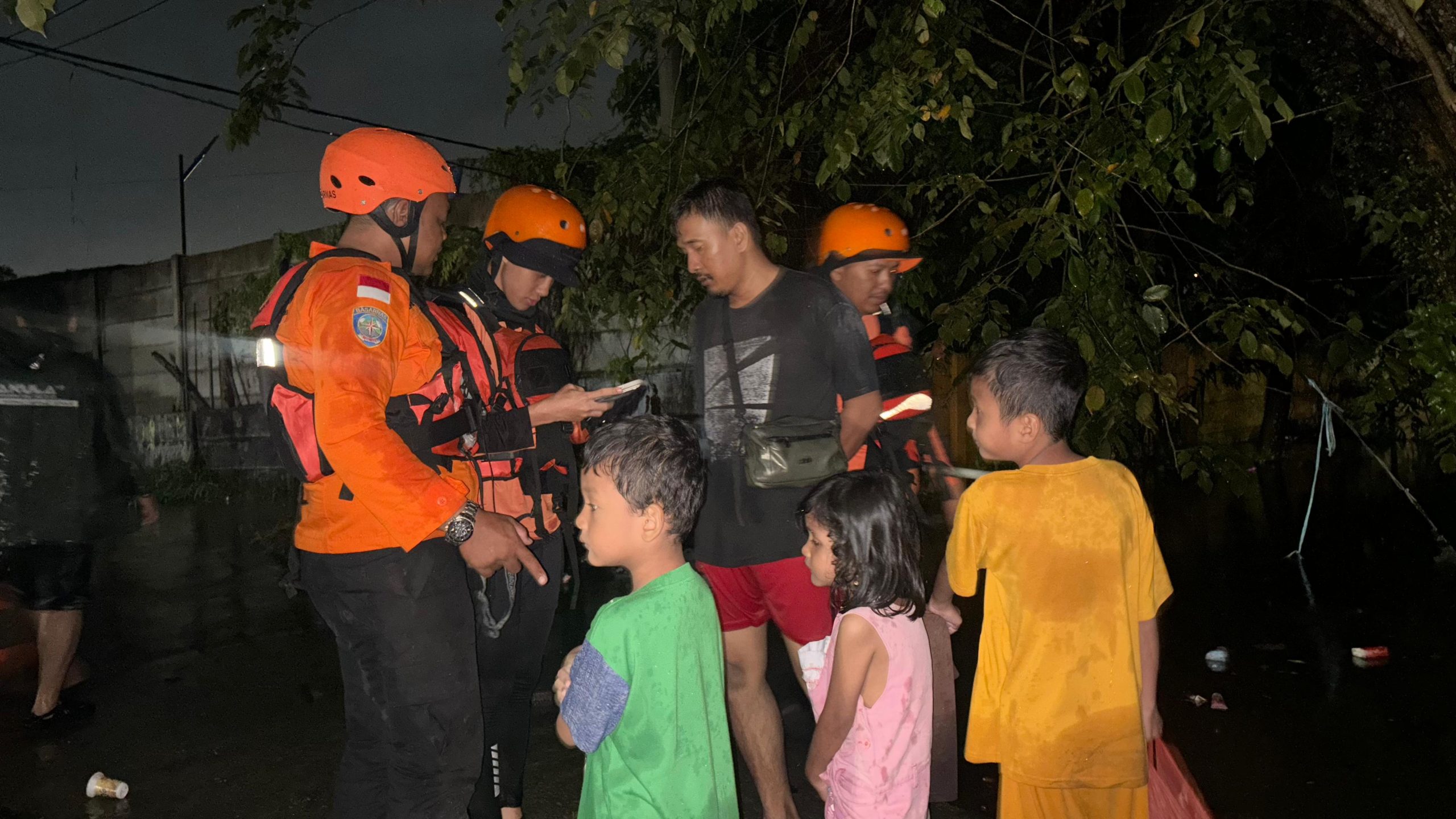 Tim SAR Evakuasi 4 Anak Korban Banjir di Limbungan Baru