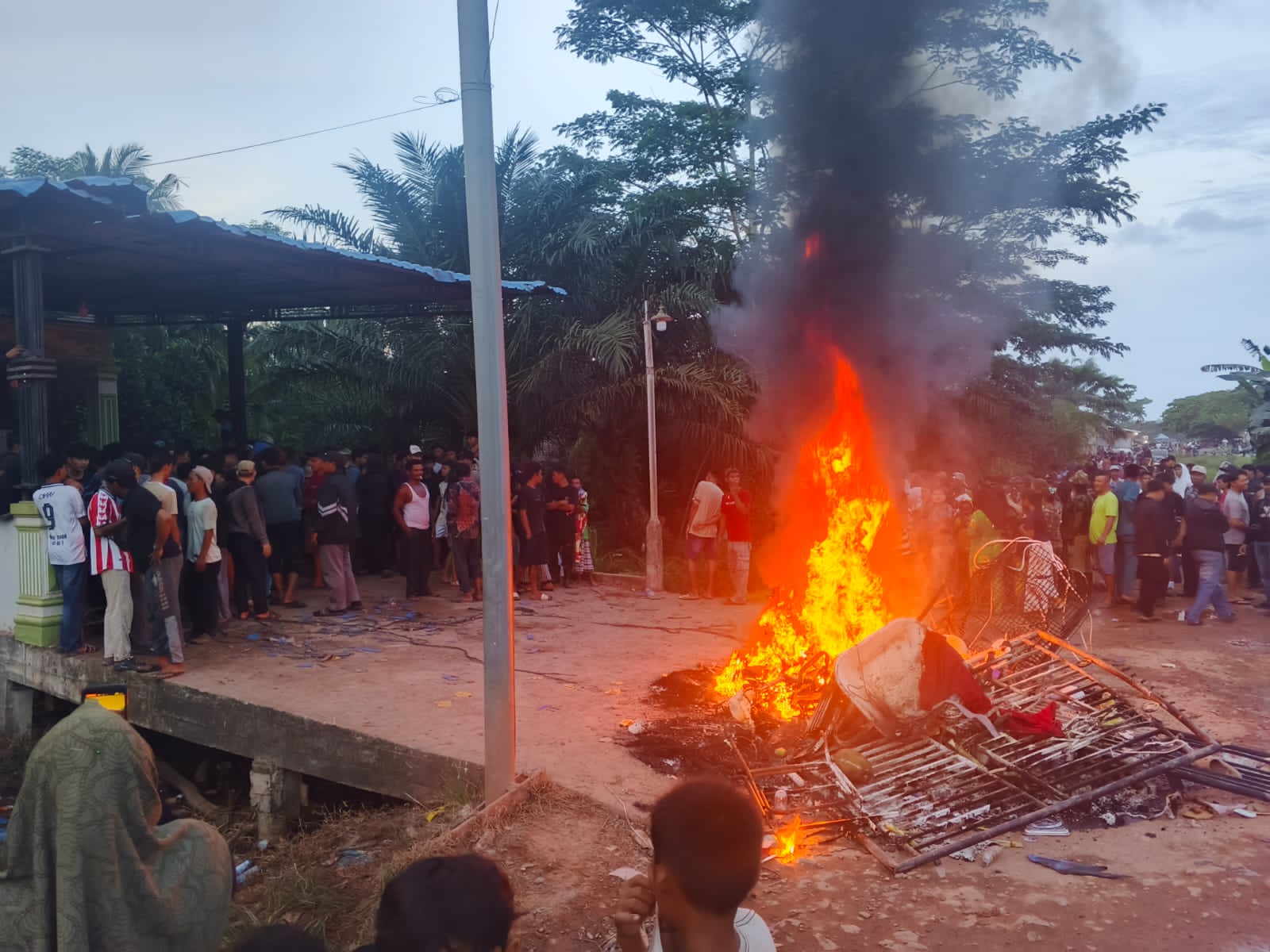 Berawal dari Demo ke Kantor Polisi, Rumah Diduga Pengedar Narkoba di Panipahan Dirusak Warga