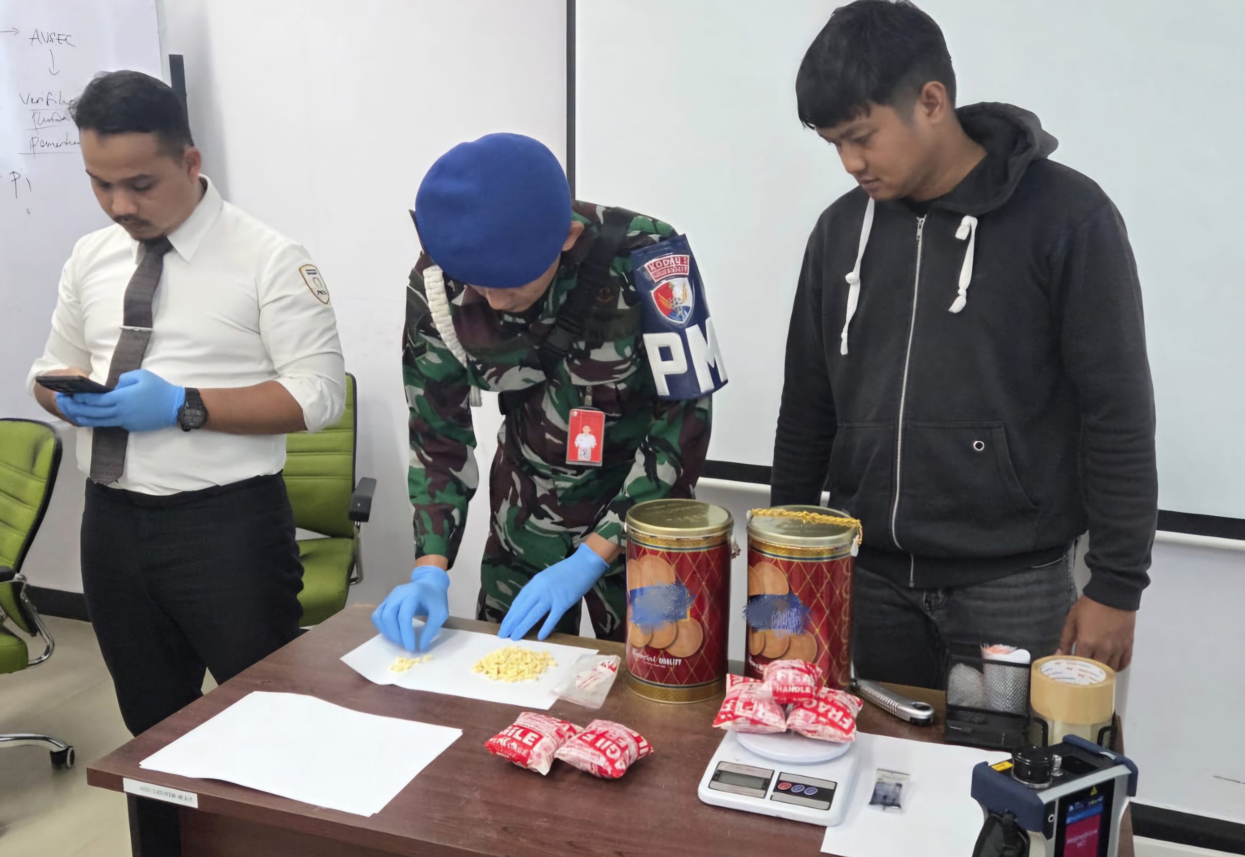 Penyelundupan 1.969 Butir Ekstasi Lewat Jasa Ekspedisi Digagalkan di Bandara SSK II