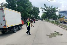 Pengendara Motor Tewas Ditabrak Truk Box Setelah Lawan Arus di Soekarno Hatta