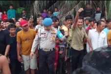 Kabur Saat Digrebek Polisi, RumahTerduga Bandar Narkoba Dibakar Warga