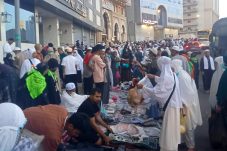 JCH Meranti Heran Pedagang Kaki Lima di Makkah Bisa Berbahasa Indonesia dan Menerima Rupiah