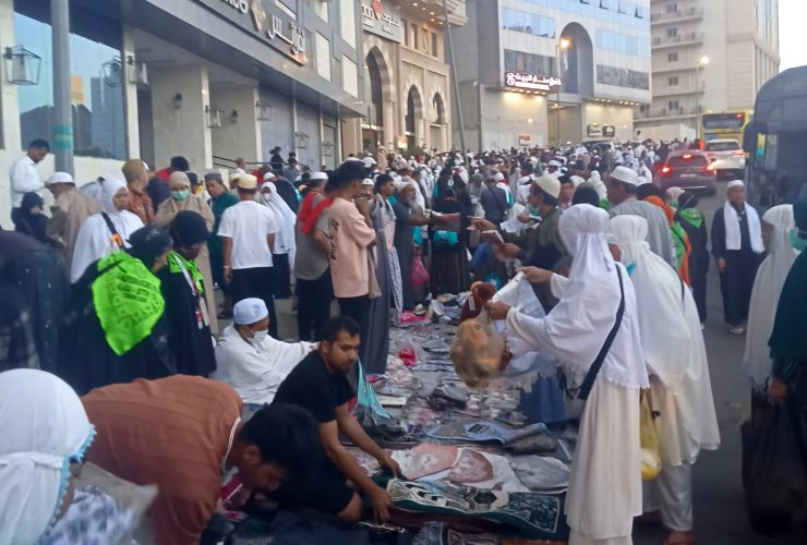 JCH Meranti Heran Pedagang Kaki Lima di Makkah Bisa Berbahasa Indonesia dan Menerima Rupiah