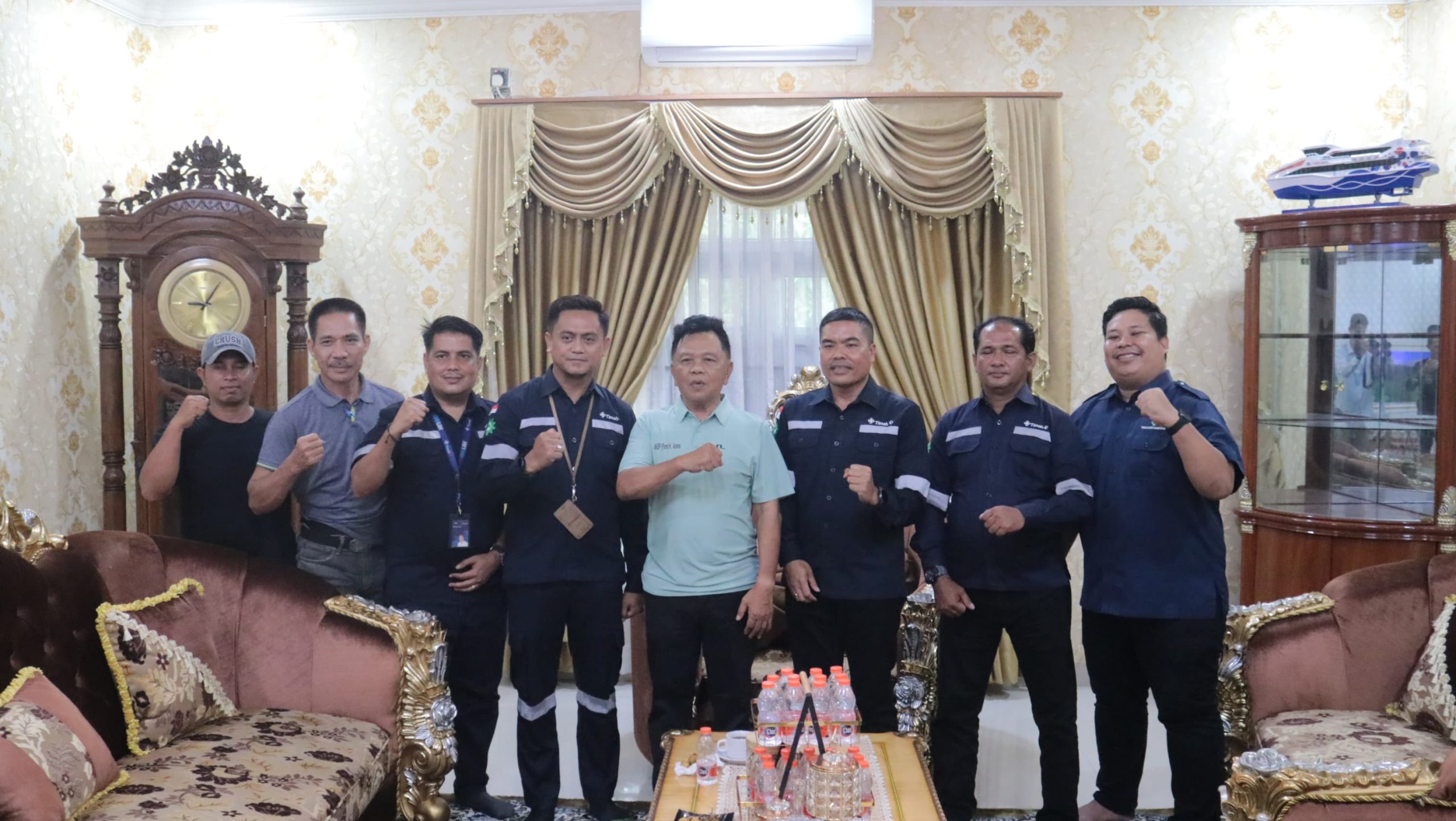 PT Timah Serahkan 13 Ekor Sapi Kurban untuk Pemkab Meranti