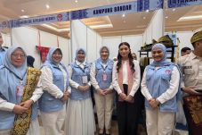 Ibu Wapres Selvi Gibran “Borong” Produk Sagu Meranti
