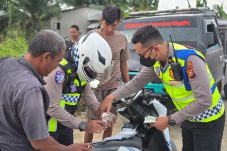 Serobot Antrian Saat Sistem Buka Tutup, 10 Pengendara di Pelalawan Langsung Ditilang