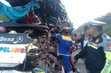 Sopir Bus Pelangi Kabur Setelah Tabrak Truk di Tol Permai, Dua Penumpang Tewas 