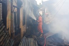 11 Rumah Kontrakan di Jalan Agus Salim Ludes Terbakar, Damkar Berjibaku Hampir Dua Jam Cegah Api Meluas