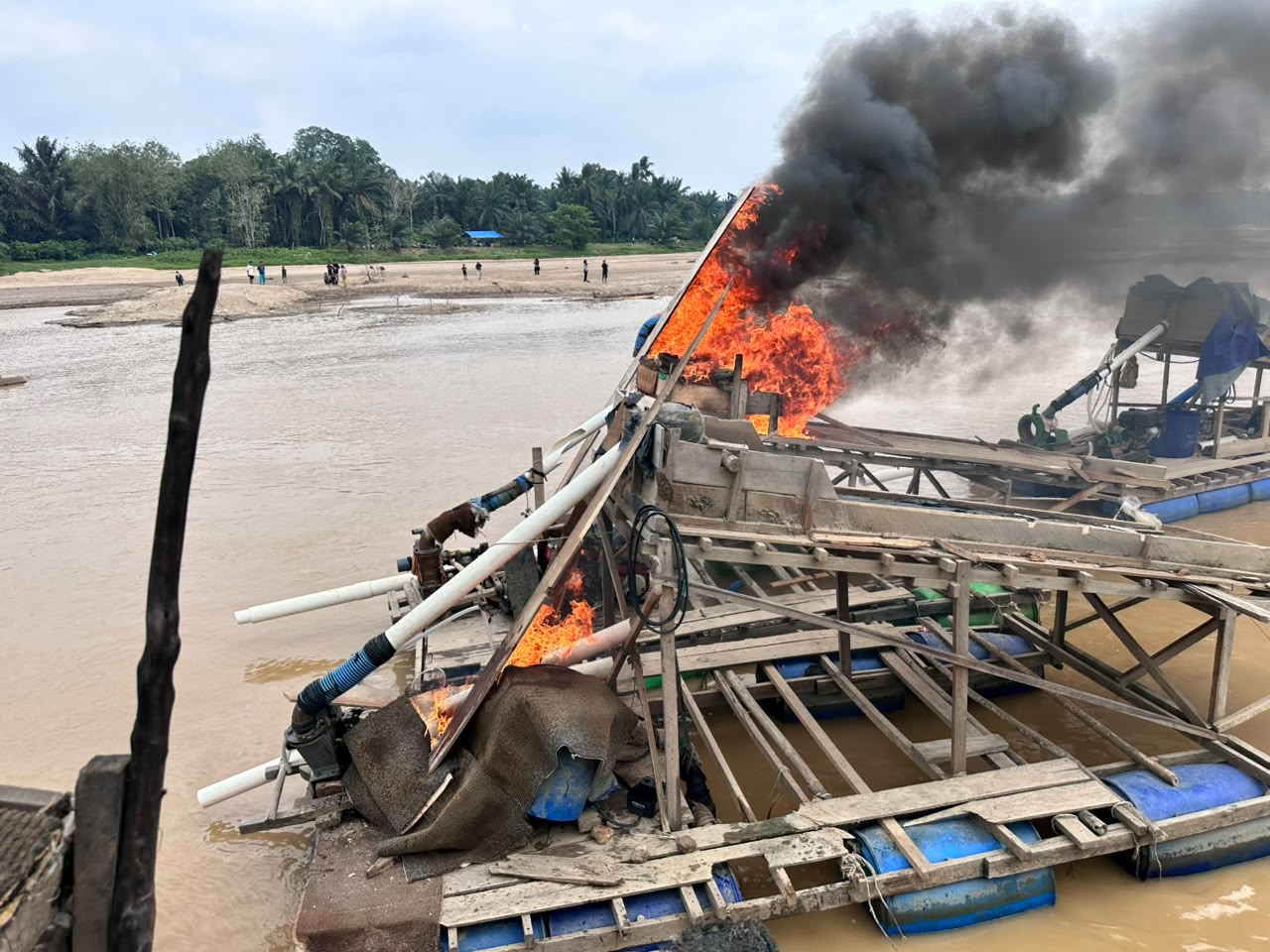 Selamatkan Sungai Kuantan, Tim Gabungan Musnahkan 48 Rakit PETI di Cerenti