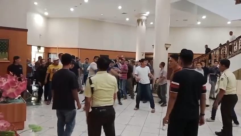 Rapat Banggar DPRD Riau Berubah Jadi Arena Baku Hantam, Citra Legislatif Tercoreng