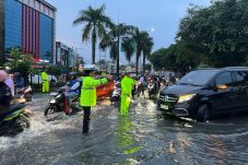 Polisi Alihkan Arus Lalu Lintas di Jalan Sudirman akibat Banjir