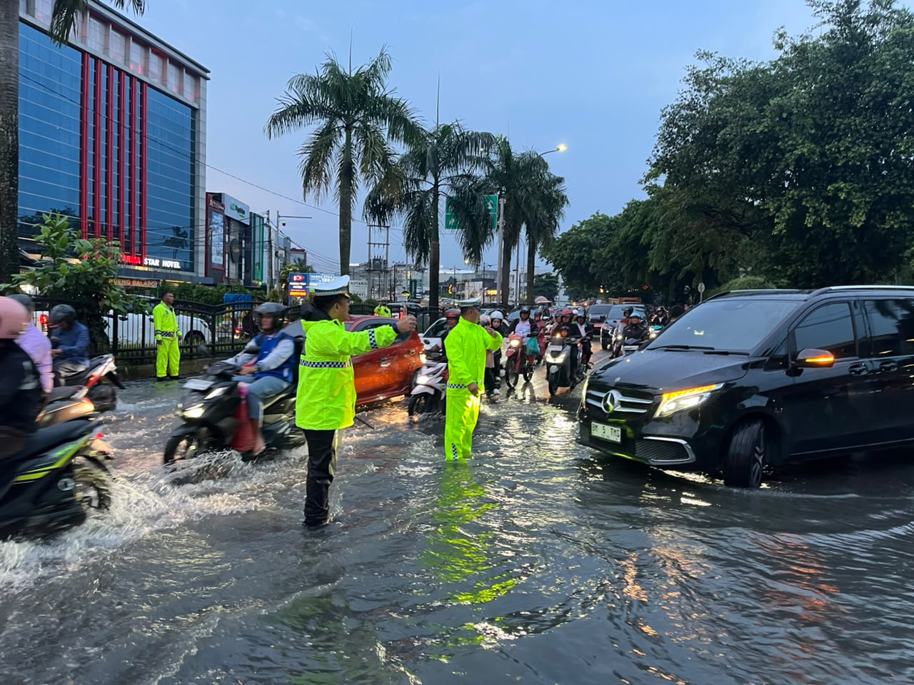 Polisi Alihkan Arus Lalu Lintas di Jalan Sudirman akibat Banjir