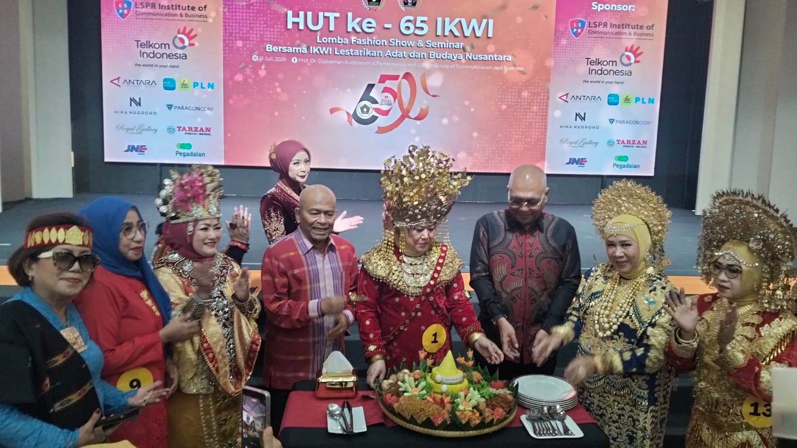 HUT Ke-65 IKWI: Budaya Nusantara Satukan Keluarga Pers, Riau Raih Juara I Fashion Show Adat